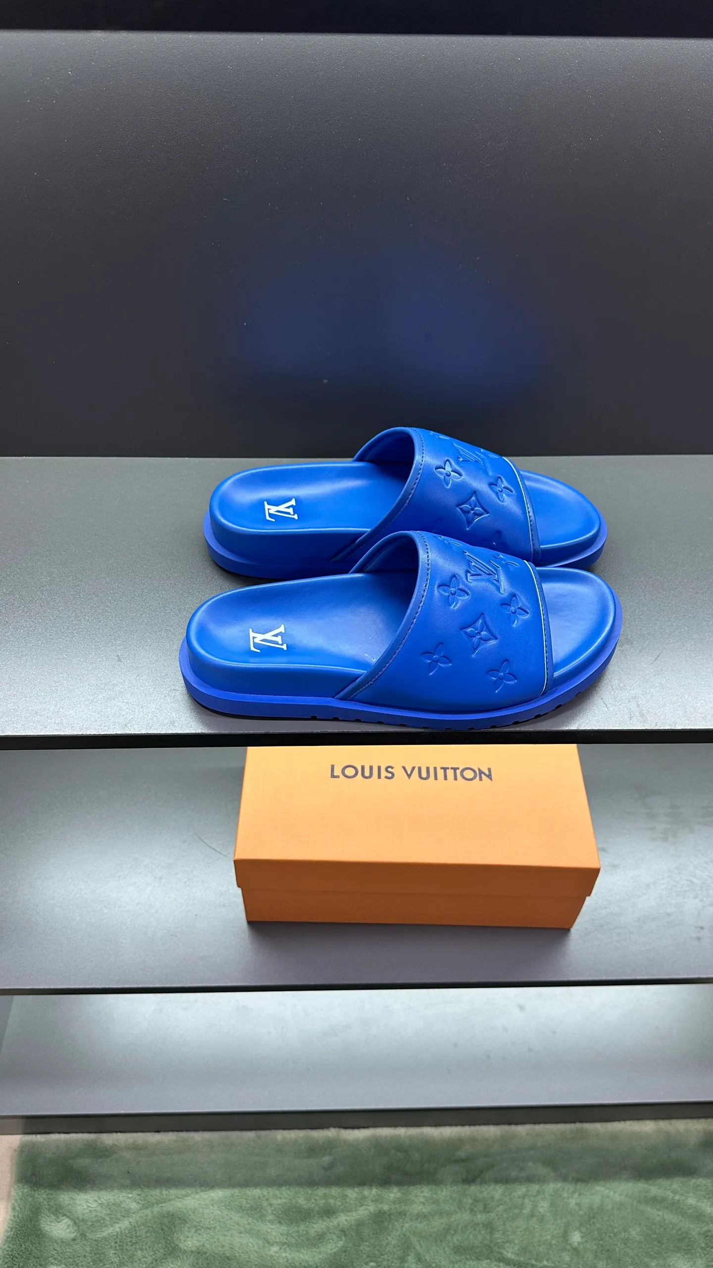 [L Home] P: 300💰Size: 38-45 Top purchasing lv men's summer slippers, classic presbyopia with soft real leather lining, unique color splicing effect, distinctive personality, fashionable and trendy essential style, light and comfortable. Lightweight and tough rubber insole, micro ridged foam outsole, super comfortable!